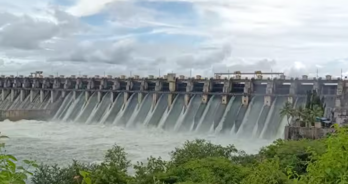 Solapur Rain: करमाळ्यात धो-धो पाऊस, कोर्टीत ढगफुटीसदृश पाऊस, उजनीतून एक लाख क्युसेक पाण्याचा विसर्ग